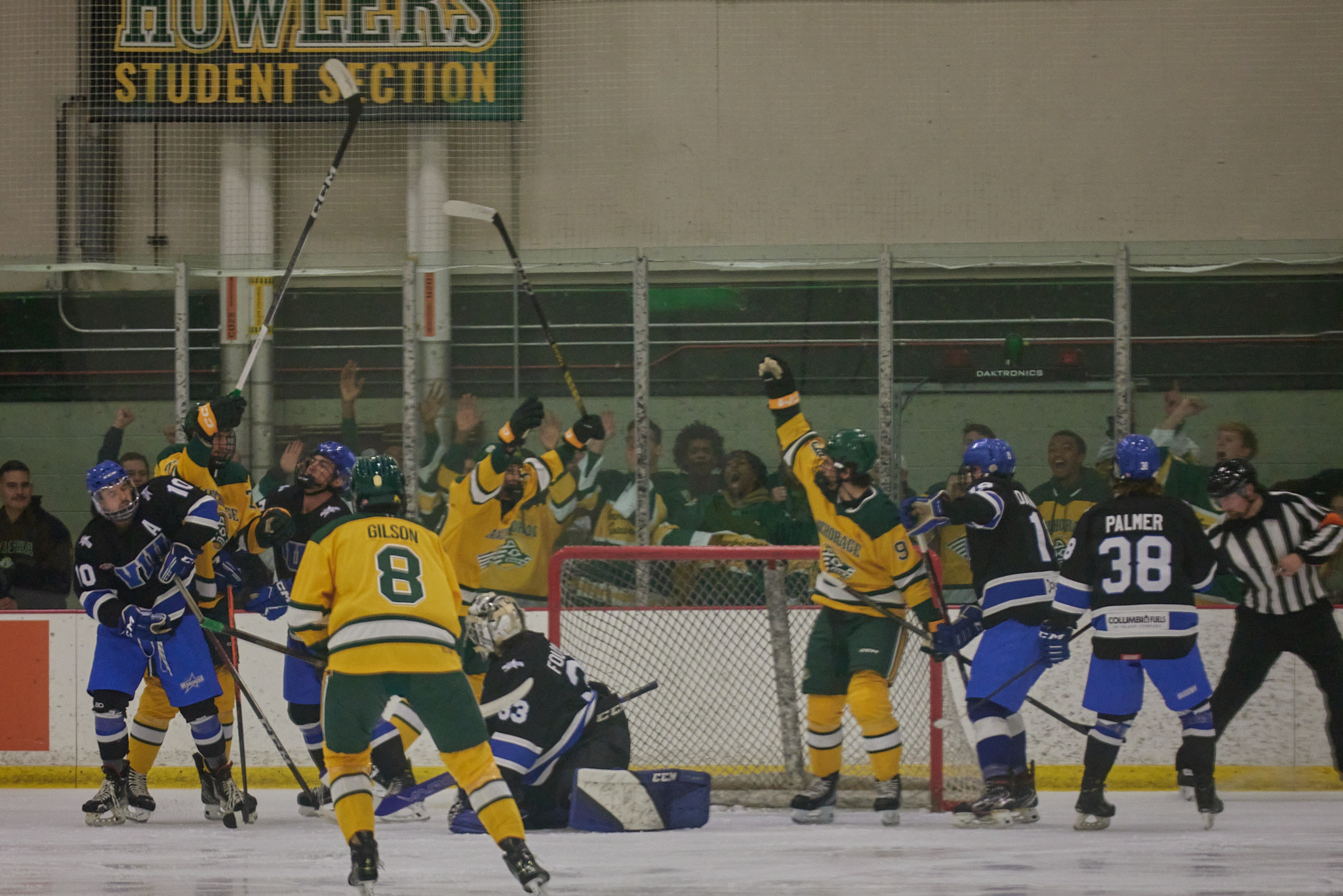 Seawolves dominate Mariners in first hockey game of the season